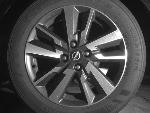 Used 2025 Nissan Versa SV FWD image 14