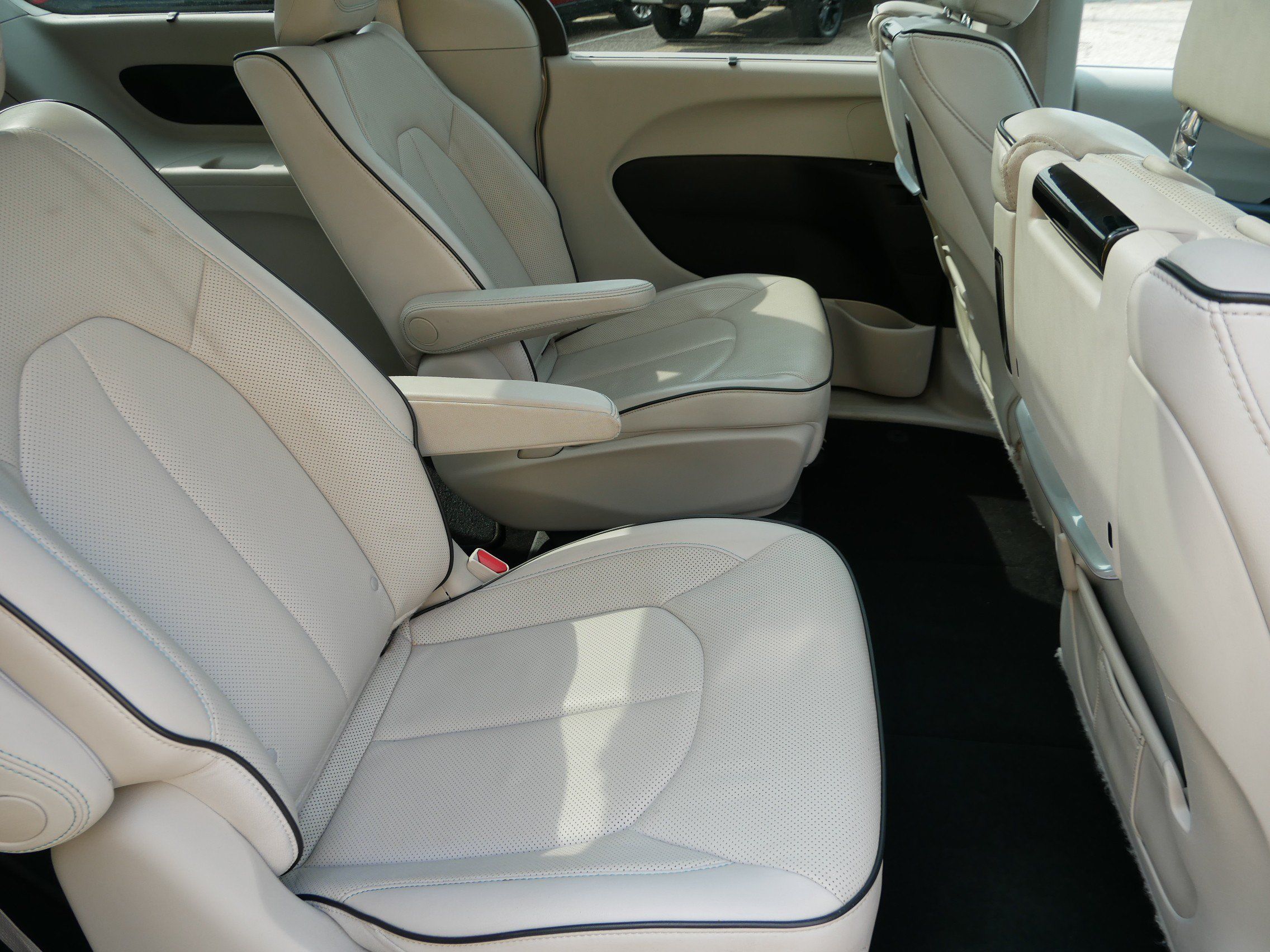 Used 2017 Chrysler Pacifica Platinum FWD image 24