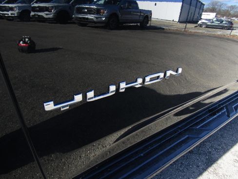 Used 2022 GMC Yukon XL SLE image 36