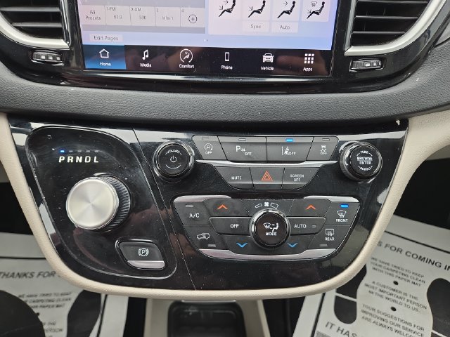 Used 2024 Chrysler Pacifica Touring-L FWD image 28