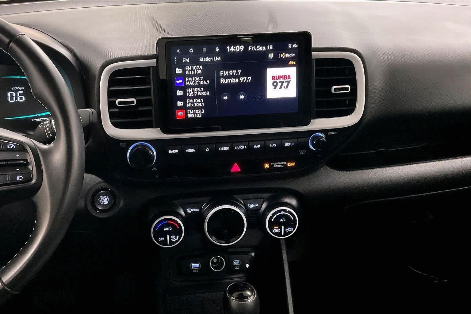 Used 2024 Hyundai Venue Limited FWD image 7
