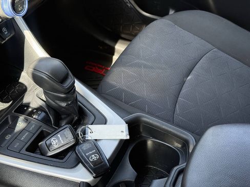 Used 2020 Toyota RAV4 XLE FWD image 10