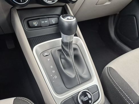Used 2025 Hyundai Venue SEL FWD image 19