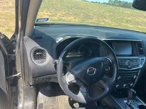 Used 2019 Nissan Pathfinder SL w/ Cargo Package image 11