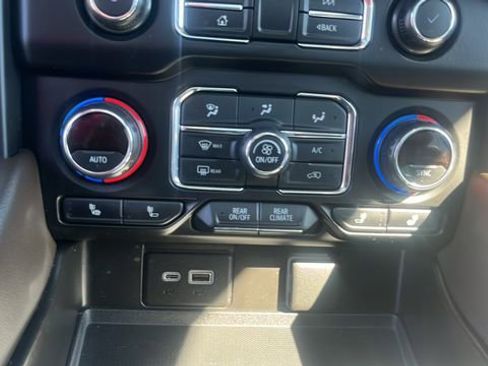 Used 2021 Chevrolet Suburban Z71 w/ Luxury Package image 27