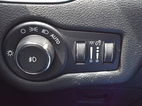 Used 2018 Jeep Cherokee Trailhawk w/ Cold Weather Group AWD/4WD image 19