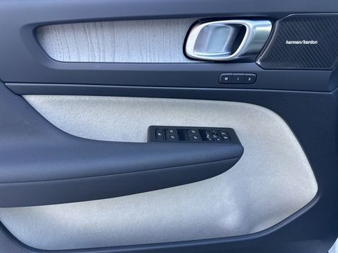 Used 2024 Volvo XC40 B5 Plus w/ Protection Package Premier image 19