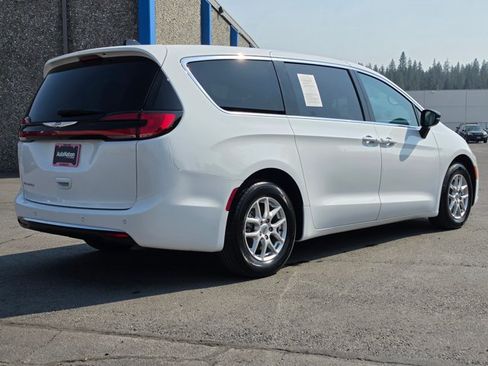 Used 2024 Chrysler Pacifica Touring-L FWD image 5