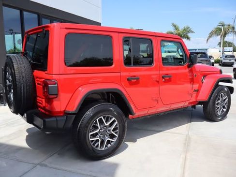 Used 2025 Jeep Wrangler Unlimited Sahara AWD/4WD image 3