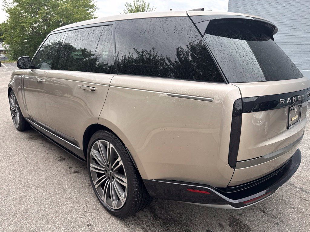 Used 2024 Land Rover Range Rover Long Wheelbase SE AWD/4WD image 3