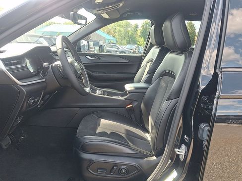 Used 2024 Jeep Grand Cherokee Altitude AWD/4WD image 17
