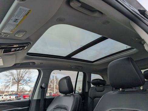 Used 2023 Jeep Grand Cherokee Limited w/ Luxury Tech Group II image 3