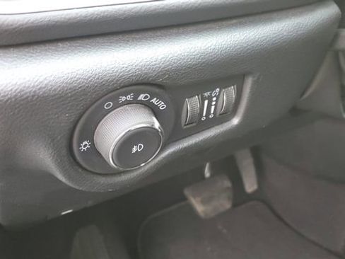 Certified 2025 Chrysler Pacifica Select image 10