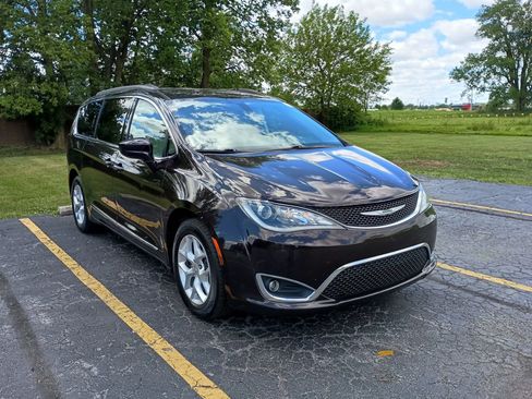 Used 2017 Chrysler Pacifica Touring-L w/ Tire & Wheel Group FWD image 17