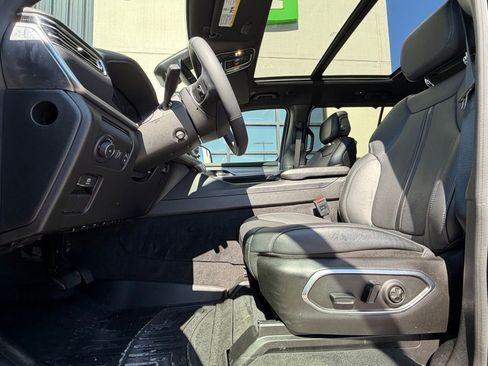 Used 2024 Jeep Wagoneer Series II w/ Convenience Group I AWD/4WD image 9