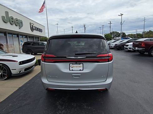 New 2026 Chrysler Pacifica Select image 7