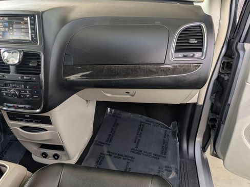 Used 2014 Chrysler Town & Country Touring-L w/ Driver Convenience Group image 27