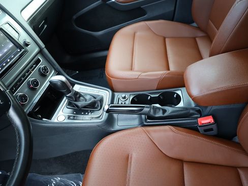 Used 2017 Volkswagen Golf S image 30