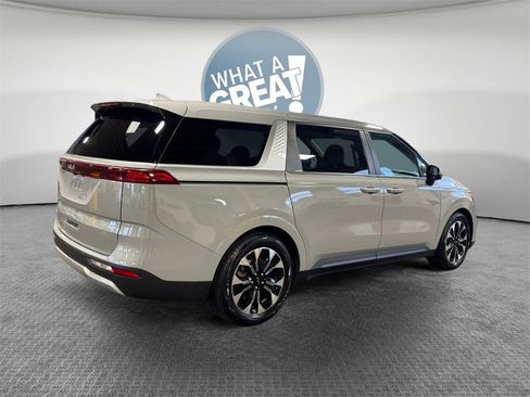 Certified 2024 Kia Carnival EX image 3