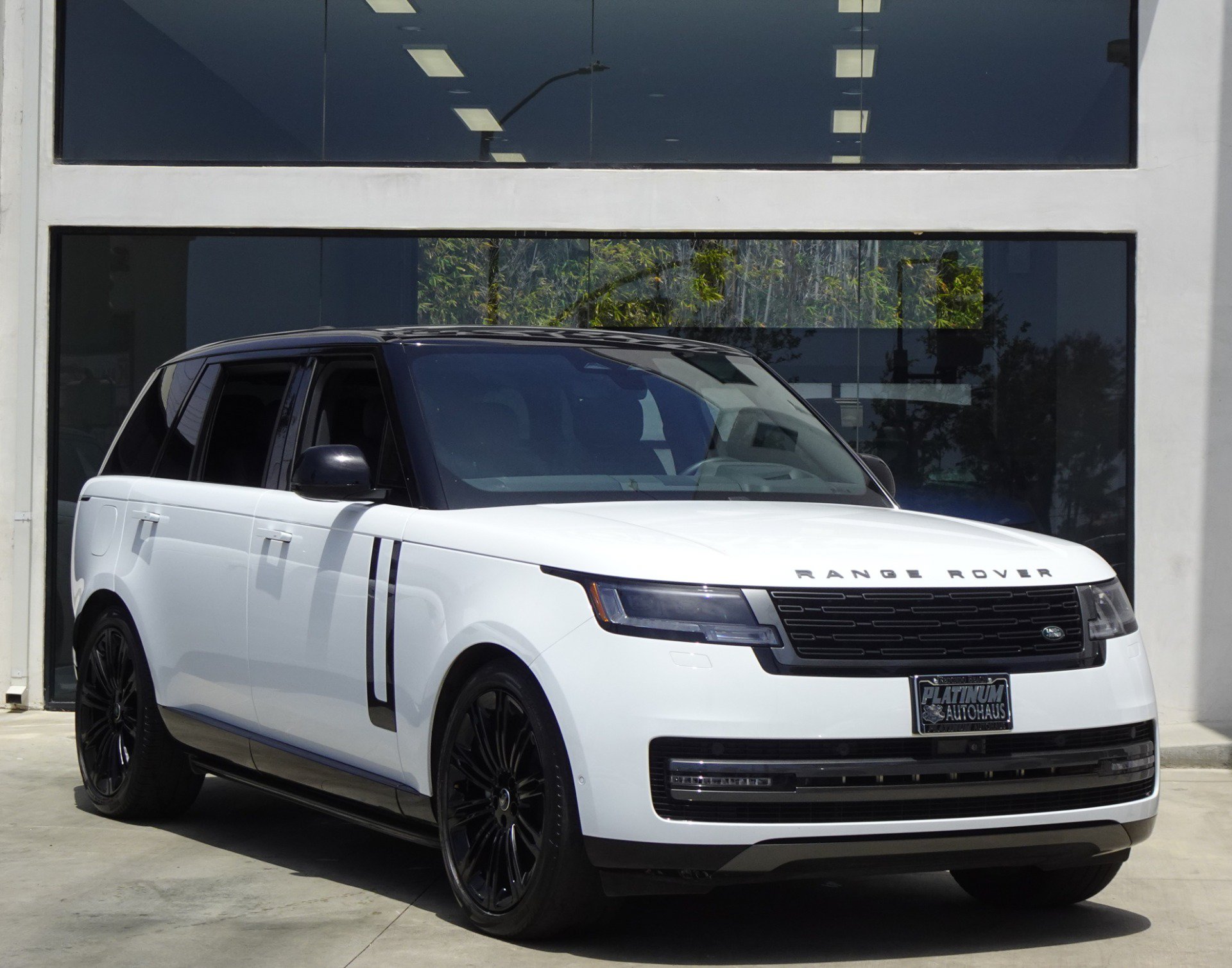 Used 2023 Land Rover Range Rover Long Wheelbase SE AWD/4WD image 9