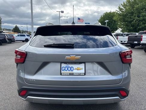 Used 2025 Chevrolet Trax LT FWD image 4
