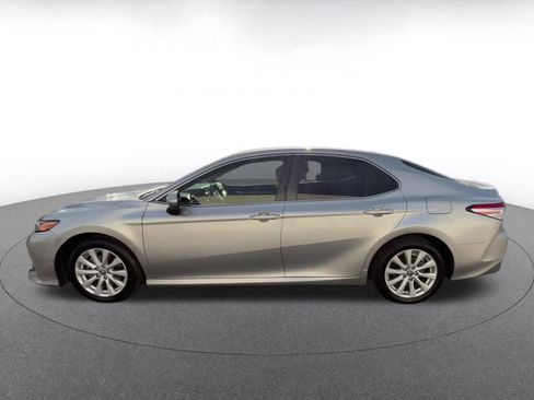 Used 2018 Toyota Camry LE image 9