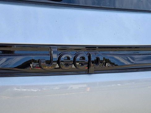 New 2025 Jeep Grand Cherokee Altitude image 18