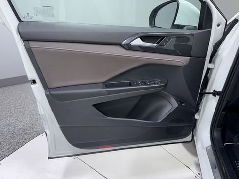 Used 2023 Volkswagen Taos SEL image 11