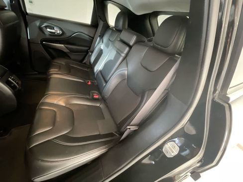 Used 2019 Jeep Cherokee Latitude Plus AWD/4WD image 22