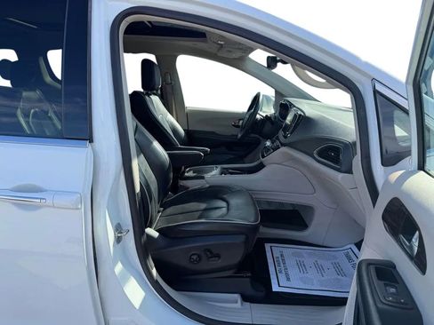 Used 2022 Chrysler Pacifica Limited image 27