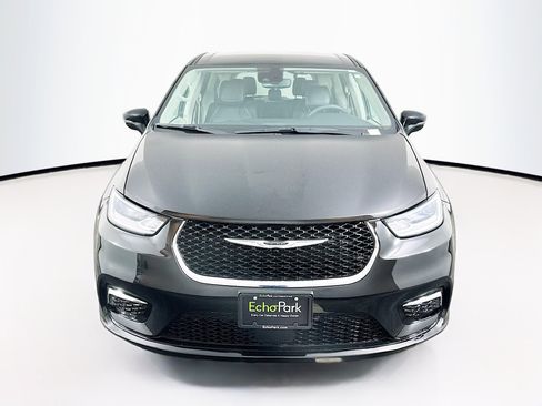 Used 2024 Chrysler Pacifica Touring-L image 2