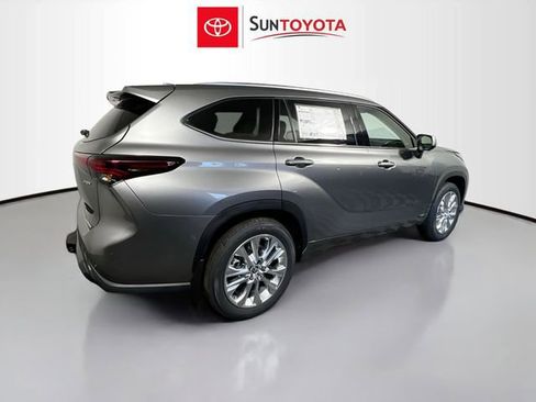 New 2026 Toyota Highlander Limited image 3