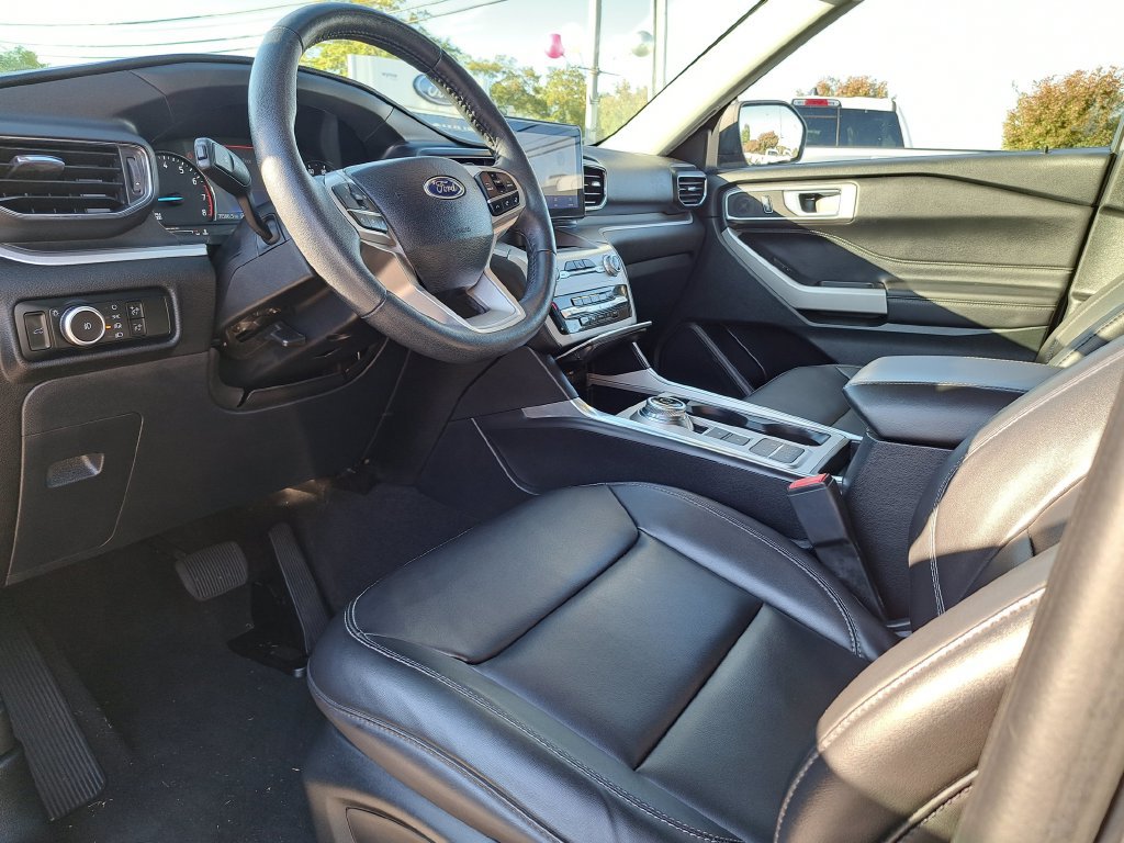 Used 2024 Ford Explorer XLT w/ Equipment Group 202A RWD image 8