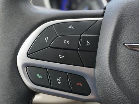 Used 2024 Chrysler Pacifica Touring-L FWD image 39