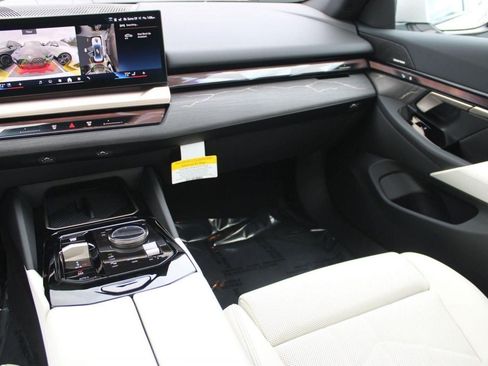 Used 2026 BMW 530i xDrive w/ M Sport Package AWD/4WD image 27