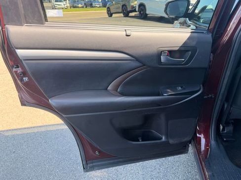 Used 2019 Toyota Highlander XLE AWD/4WD image 7