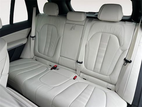 Used 2022 BMW X5 xDrive40i w/ Luxury Seating Package image 13