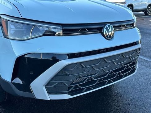 New 2026 Volkswagen Taos SE image 9