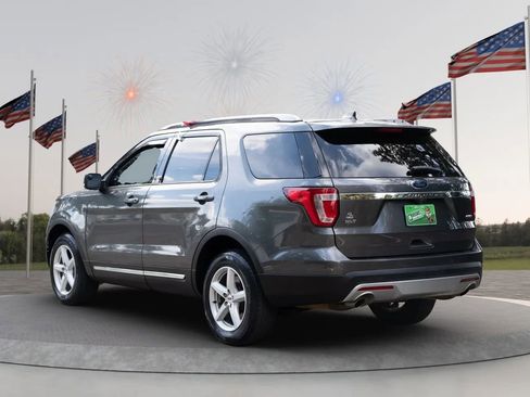 Used 2017 Ford Explorer XLT image 9