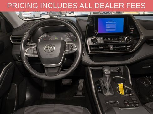 Used 2025 Toyota Highlander LE FWD image 7