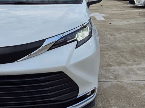 Used 2023 Toyota Sienna XLE FWD image 4