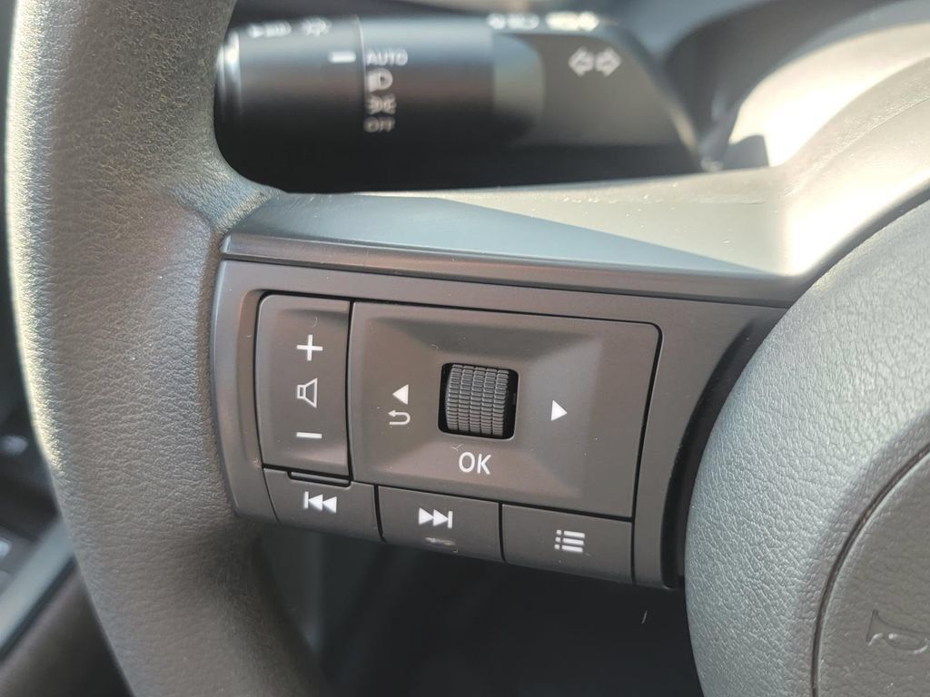 Used 2025 Nissan Kicks SV AWD/4WD image 22