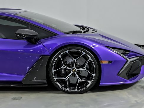 Used 2024 Lamborghini Revuelto image 18