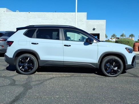 New 2026 Volkswagen Taos SE image 8