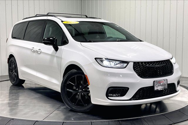 Used 2025 Chrysler Pacifica Limited FWD image 3