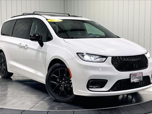 Used 2025 Chrysler Pacifica Limited FWD image 3
