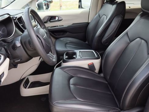 Used 2023 Chrysler Pacifica Touring-L FWD image 21