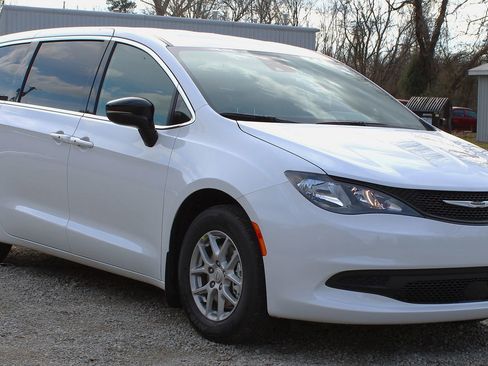 New 2026 Chrysler Voyager LX image 3