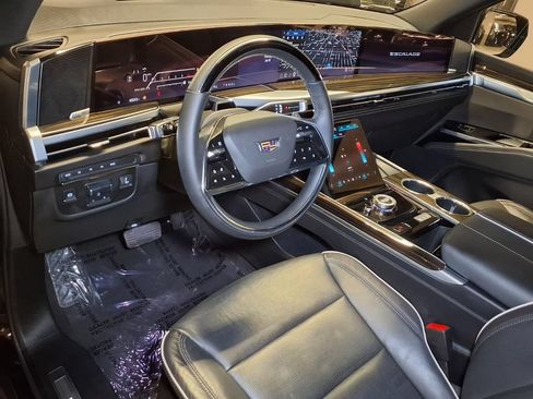 Certified 2025 Cadillac Escalade ESV Premium Luxury AWD/4WD image 3