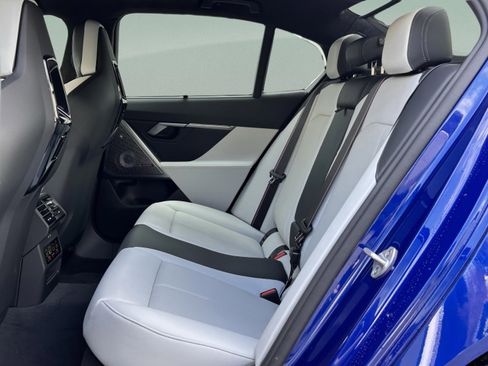 Used 2025 BMW M5 w/ Carbon Package image 28